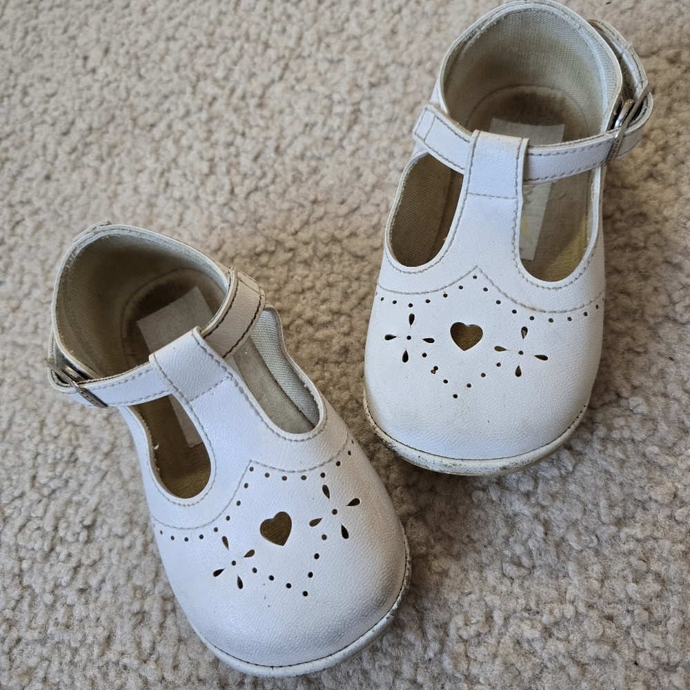 🌈 Leather First Walkers White Baby Shoes with Heart Cutout Size 5